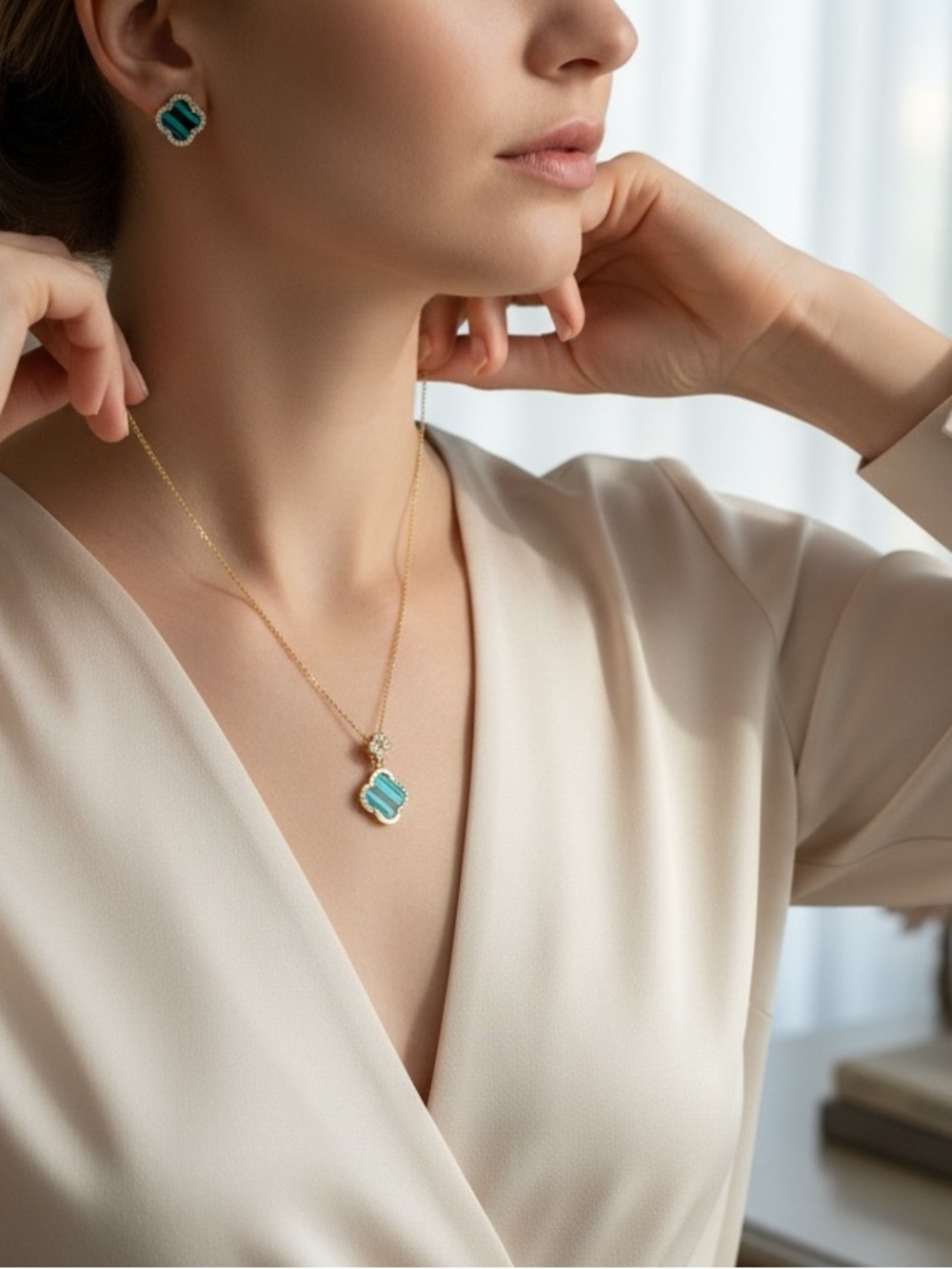 Gold-Plated SPARKLING Turquoise clover motif Pendant Necklace and Earrings Set